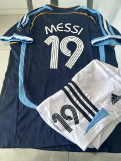 Kit Niño Camiseta + Short Adidas Retro Argentina Suplente Azul Messi 19 2006 - comprar online