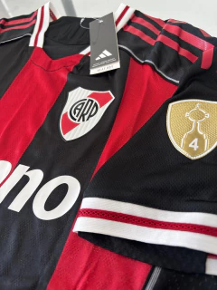 Imagen de Camiseta Adidas Heat.Rdy River Suplente Negra y Roja Quintero 10 2025 2026 Parches Libertadores