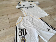 Imagen de Kit Niño Camiseta + Short Real Madrid Titular Mastantuno 30 2025 2026