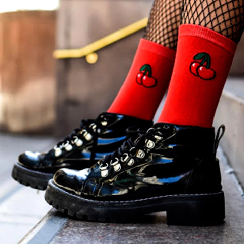 Medias pin cerezas rojas