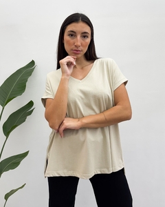 REMERA OFELIA ESCOTE V (9022) - tienda online