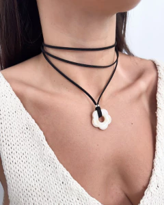 COLLAR GAMUZA FLOR CAREY (9120) en internet