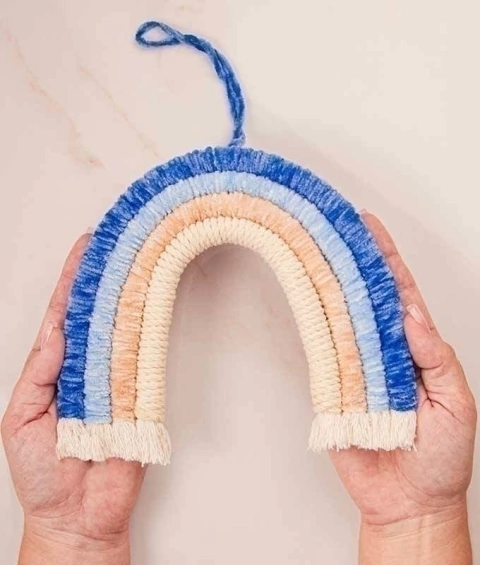 Enfeite de porta Macramê Arco-íris azul MAC001 - comprar online