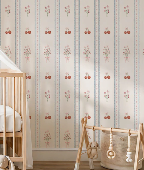 Papel de parede cerejinha rosa e azul com flores e laços para criar um quarto de menina delicado, romântico e acolhedor.