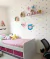 Quarto infantil decorado para menina com adesivos de parede em formato de corações coloridos Candycolors, cama branca com gavetas rosas e almofadas em forma de estrela e animais