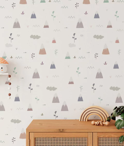 Papel de parede infantil com estampa minimalista de montanhas, nuvens e plantas em tons suaves em quarto decorado