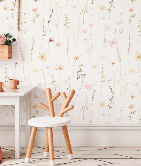 Papel de parede infantil com estampa floral delicada em tons pastéis com borboletas, em quarto decorado com cadeira de madeira e mesa branca