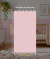Papel de parede ondinha rosa em tom suave, ideal para combinar com diferentes estilos de decoração infantil.