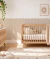 Papel de parede ondinha fendi bege para meia parede, com ondas delicadas para uma decoração infantil elegante e aconchegante.