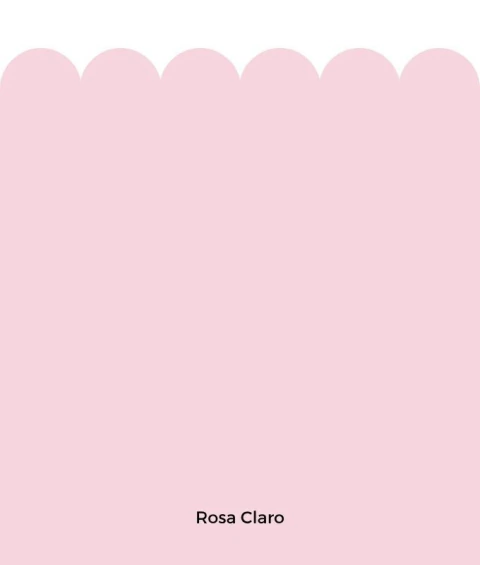 Decoração de quarto infantil com papel de parede ondinha rosa claro aplicado como barrado de meia parede.
