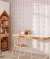 Papel de parede listrado floral Ana em tons de rosa, azul e vermelho para decoração delicada de quarto infantil