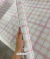 Papel de parede xadrez rosa e bege para quarto de menina, uma estampa delicada e atemporal para uma decoração acolhedora.