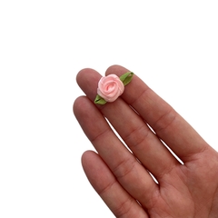 Aplique Flor Rococó Rosa Claro com Folha (1.5cm) - 10 unidades - comprar online