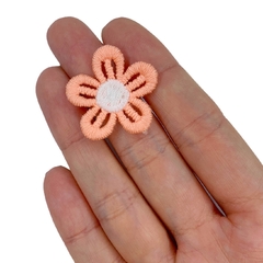 Aplique Florzinha Estilo Tricot Pétala Vazada Salmão - 2 unidades - comprar online