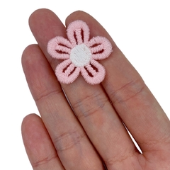 Aplique Florzinha Estilo Tricot Pétala Vazada Rosa Claro - 2 unidades - comprar online