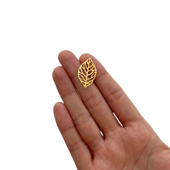 Pingente Folha Vazada Dourada (2.8cm) - 10 unidades - comprar online