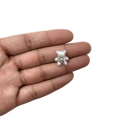 Aplique Mini Ursinho Perolado Laço Prata - 2 unidades - comprar online