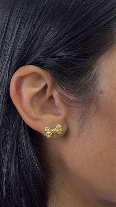 Brinco Laço Gravata Banho Ouro 18K na internet