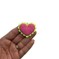 Aplique Coração Borda Escalope Rosa e Amarelo Neon Emborrachado - 2 unidades - comprar online