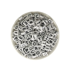 Miçanga Dadinho Achatado Furo Duplo Branco Letras Pretas