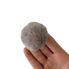 Pompom Pelinho Liso Cinza (4.0cm) - 2 Unidades - ApliqueMe | Apliques incríveis para seu artesanato!