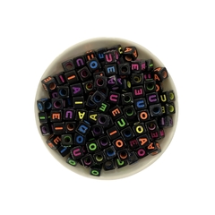 Miçanga Dadinho Preto Letras Coloridas (Vogais)