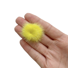 Aplique Pompom Pelinho Pequeno Metade Amarelo Canário (2.5cm) - 2 unidades - ApliqueMe | Apliques incríveis para seu artesanato!