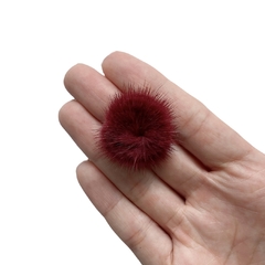 Aplique Pompom Pelinho Metade Marsala (2.5cm) - 2 unidades - ApliqueMe | Apliques incríveis para seu artesanato!