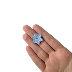 Aplique Flor Astromélia Tricot Azul Claro - 5 unidades - comprar online