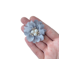 Aplique Flor Cinza com Miolo (Pérola e Pedraria) - 2 unidades - comprar online