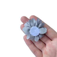 Aplique Flor Cinza com Miolo (Pérola e Pedraria) - 2 unidades na internet