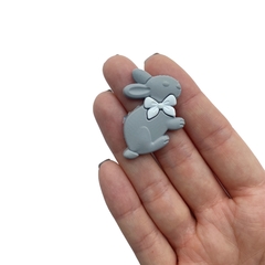 Aplique Coelhinho Cinza Laço Branco Emborrachado - 2 unidades - comprar online