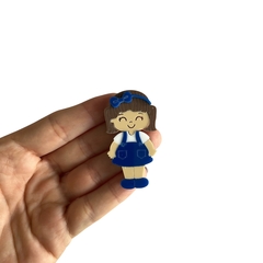 Aplique Menina Escolar Uniforme Azul Acrílico - 2 unidades - comprar online
