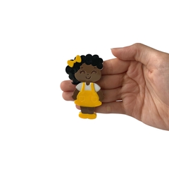 Aplique Menina Escolar Uniforme Amarelo Curvada Acrílico - 2 unidades - comprar online