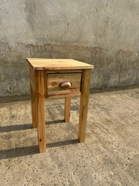 Mesa de luz de eucalipto colorado con cajón