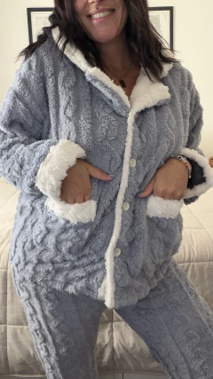 Conjunto gris y blanco trenzado en internet