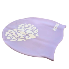 GORRA NATACIÓN PROYEC 405 SILICONA ESTAMPADA JUNIOR CORAZONES LILA en internet