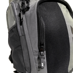 MOCHILA DE NATACIÓN AQUON LATITUDE 45 LITROS LISAS GRIS NEGRO en internet