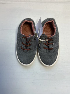 T20 | ZARA | ZAPATILLAS GRIS C/CORDÓN MARRÓN Y CIERRE