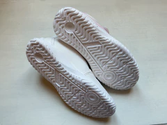 29 | Decathlon | Zapatillas blancas y rosas en internet