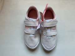 29 | Decathlon | Zapatillas blancas y rosas