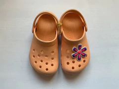 PLAY | 8 9 (24/25) | Crocs | Naranja lisa con Pin