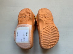 PLAY | 8 9 (24/25) | Crocs | Naranja lisa con Pin - comprar online
