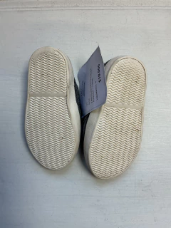 T20 | ZARA | ZAPATILLAS GRIS C/CORDÓN MARRÓN Y CIERRE - comprar online