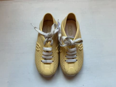 T 23/24 | Melissa | Zapatillas amarillas goma con cordones blancos - comprar online