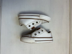 T20 | Minimimo | Zapatillas blancas en internet