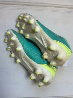 33 | Puma | Botines con tapones verde y amarillo en internet