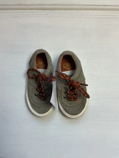 T21 | ZARA | ZAPATILLAS VERDE C/CORDONES