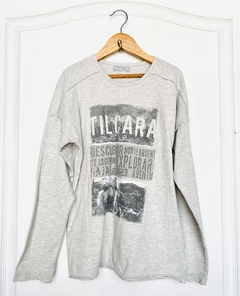 PLAY | 12A | Mimo | remera manga larga con inscripciones gris tilcara - comprar online