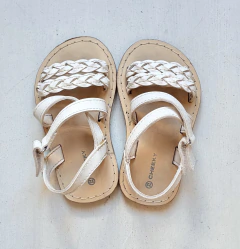 T22 | Cheeky | sandalias blancas trenzadas un velcro en talon